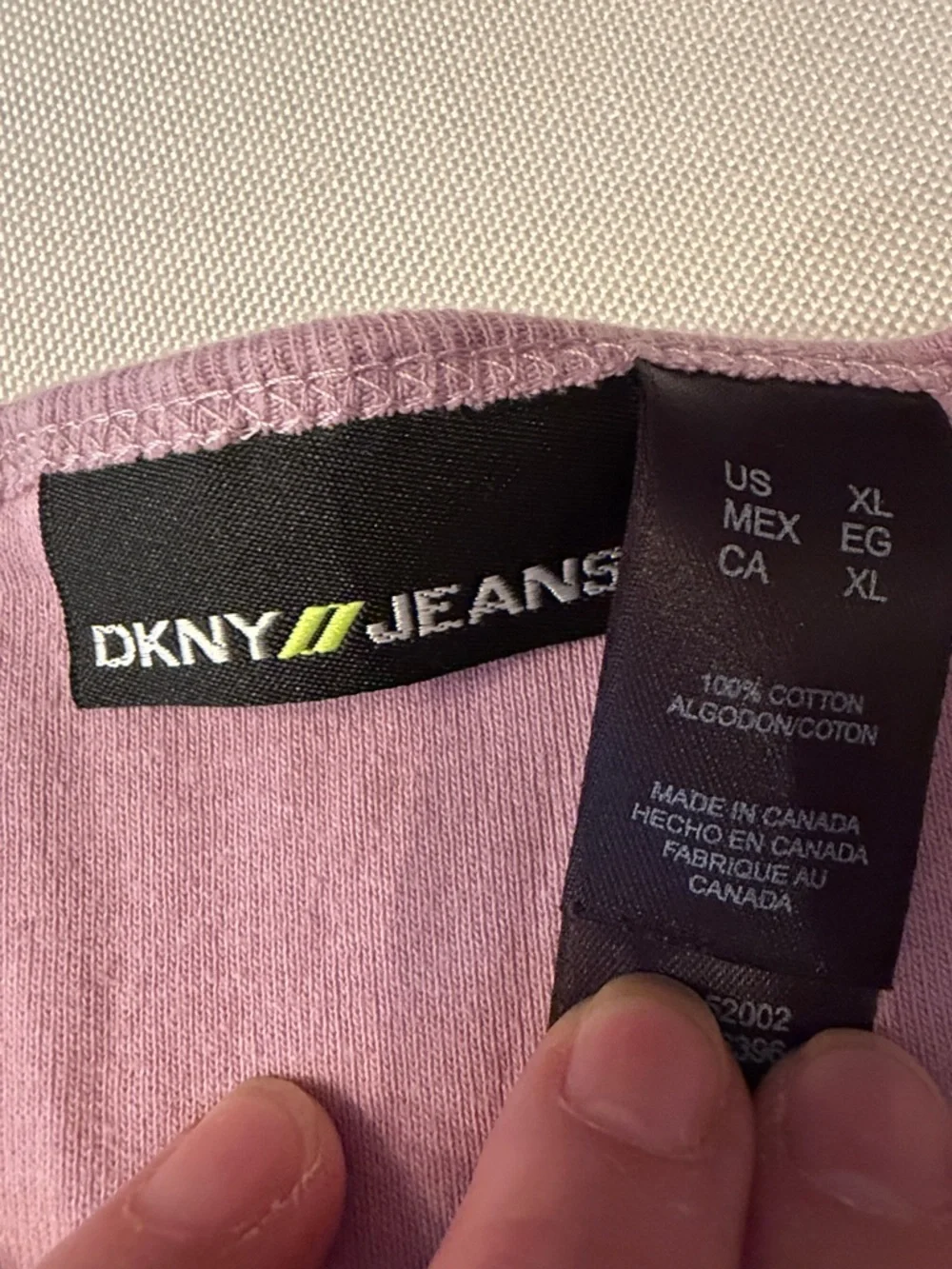 2 DKNY jeans sleeveless New York sleeveless tops size XL
Light purple, pink/red - Picture 3 of 10